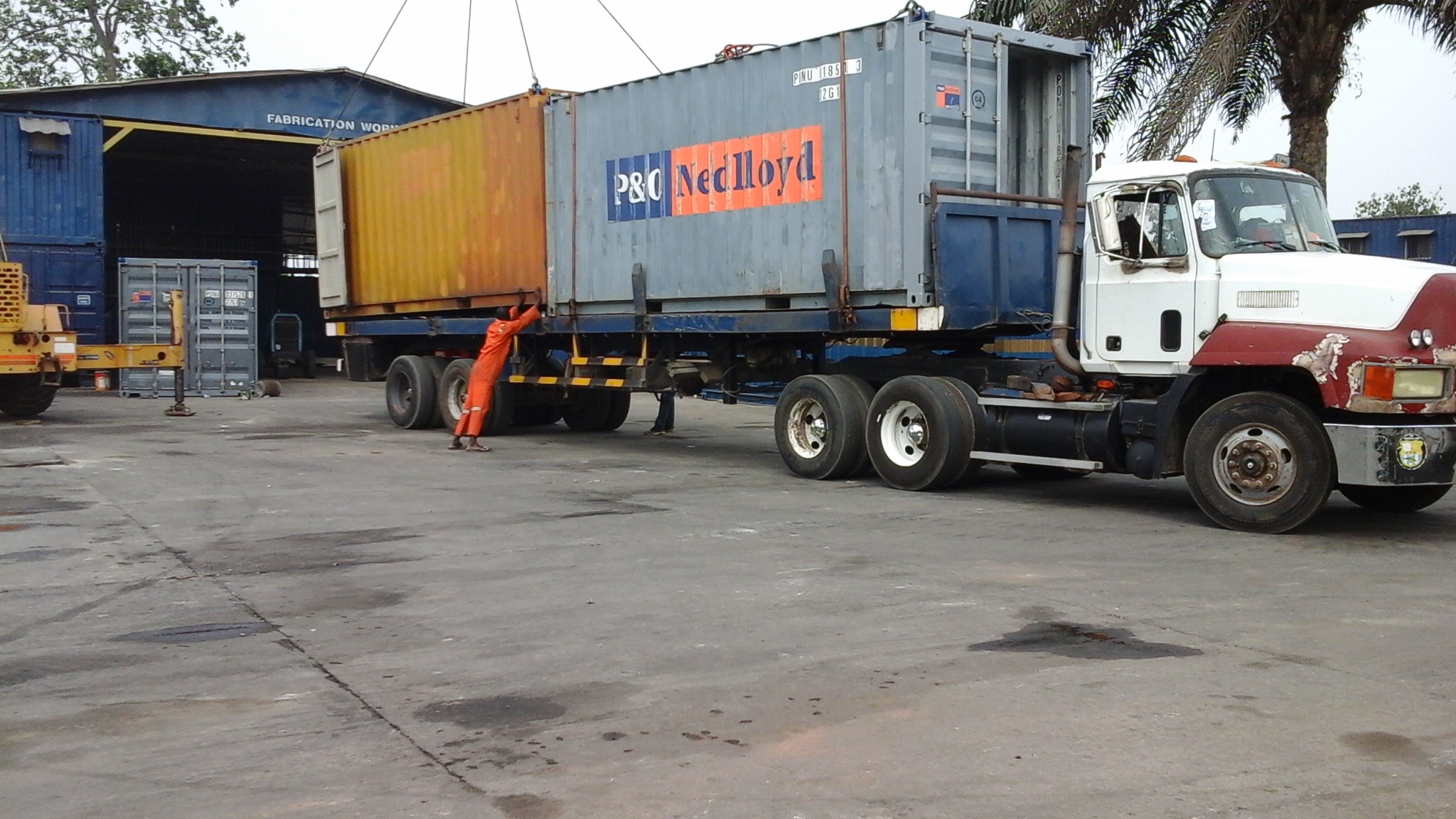 container-loading-on-truck